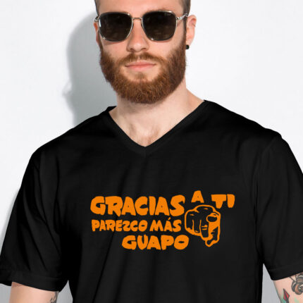 Camiseta con mensaje "Gracias a tí, parezco más guapo"
