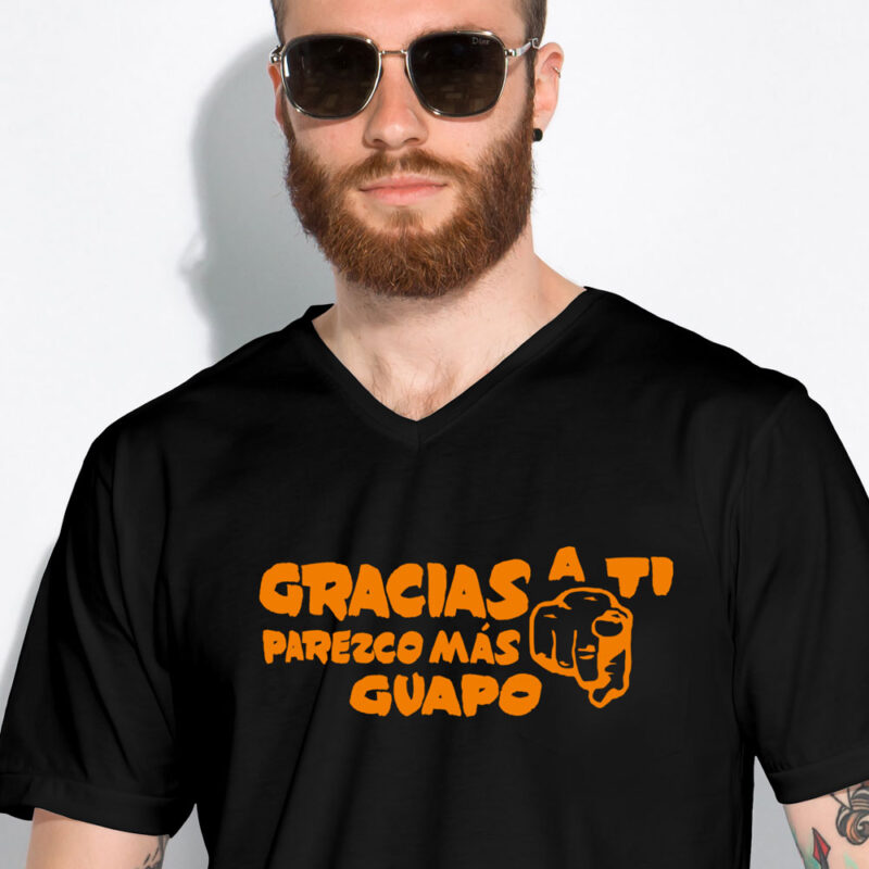 Camiseta con mensaje "Gracias a tí, parezco más guapo"