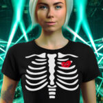Camiseta para carnavales, entroido, samaín, halloween, etc. Esqueleto que simula las costillas con un corazón gracioso asomando entre ellas.