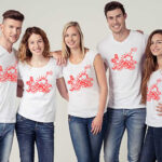 Camiseta para la peña Lonas en la Festa do Polbo de Mugardos. Simula la forma de hacer el Pulpo con un vaso de vino.