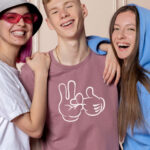 Camiseta con las manos de mickey haciendo un gesto atrevido. Lenguaje de signos.