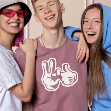 Camiseta con las manos de mickey haciendo un gesto atrevido. Lenguaje de signos.